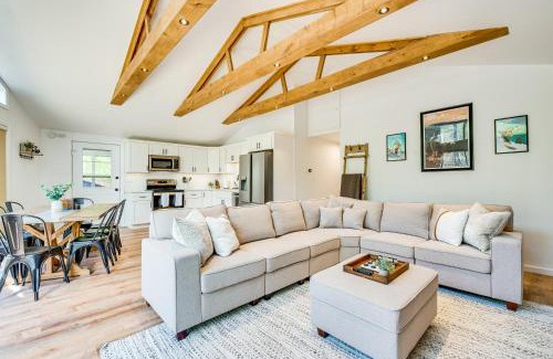 Pocono Lake House | Deck and Community Perks Bright Pocono Lake Home!