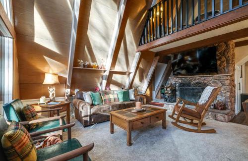 Dorrington House | Deck and EV Charger Pet-Friendly Arnold Cabin!