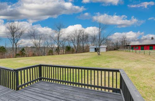 Greenbrier Apartment | Deck and Scenic Views Tennessee Countryside Studio