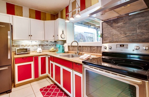 Port Isabel Cottage | Deck, Fire Pit & Grill: Port Isabel Home!