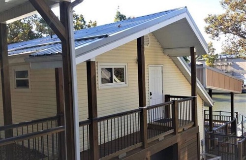 Lake Ozark House | Deck House Sleep 12- Bachelor/Bachelorette Parties Welcome!