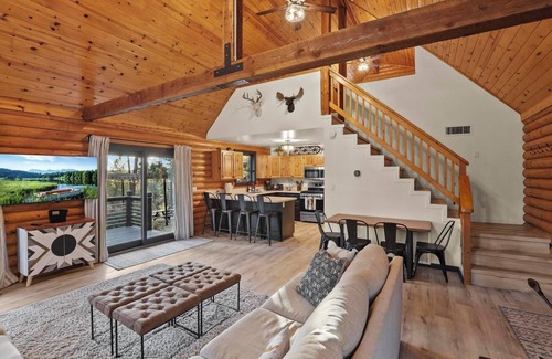 Strawberry Cabin | Deck King Bed Fireplace BBQ 4 TVs AC Yard Parking Foot Massager Picnic nTables