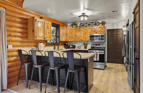 Strawberry Cabin | Deck King Bed Fireplace BBQ 4 TVs AC Yard Parking Foot Massager Picnic nTables