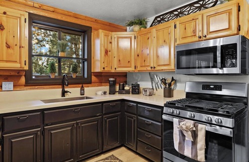 Strawberry Cabin | Deck King Bed Fireplace BBQ 4 TVs AC Yard Parking Foot Massager Picnic nTables