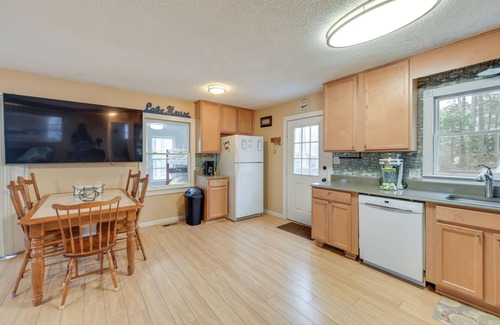 Bracey Apartment | Deck & Lake Gaston Access: Dog-Friendly Getaway