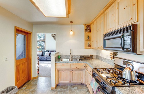 Bear Valley Cottage | Deck w/Mountain Views: Cabin in Bear Valley!