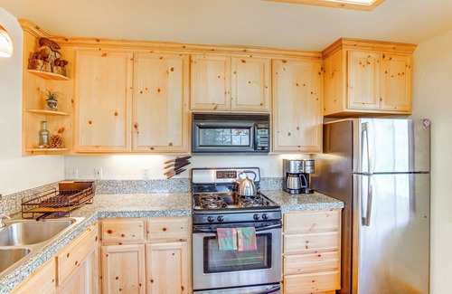 Bear Valley Cottage | Deck w/Mountain Views: Cabin in Bear Valley!