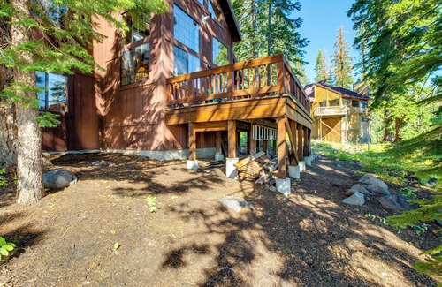 Bear Valley Cottage | Deck w/Mountain Views: Cabin in Bear Valley!