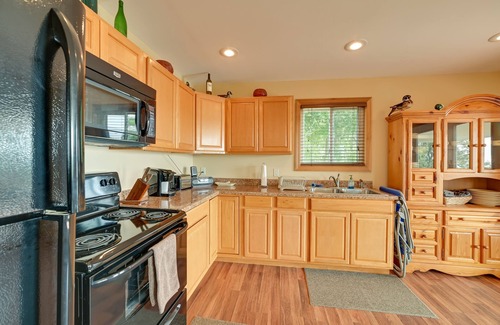 New Concord Cottage | Deck & Water View: Cozy Kentucky Lake Getaway