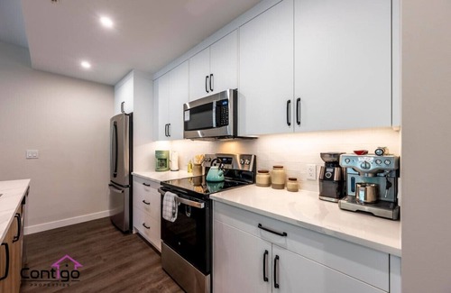 Golden Condo | Decked Out | Mtn Views | AC | Big Patio | DT | BBQ