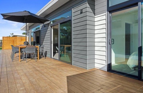 Waihi Beach House | Decked out on Leo