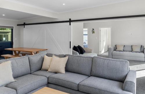 Waihi Beach House | Decked out on Leo
