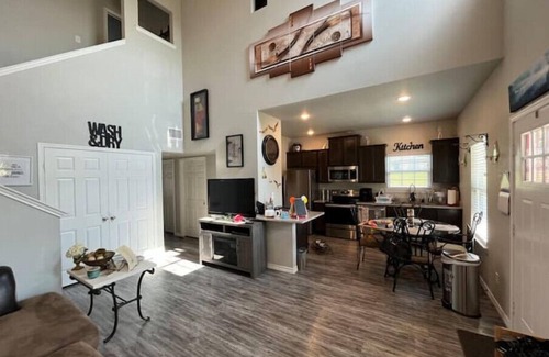 Gladewater House | Dee’s Cozy Corner Cottage