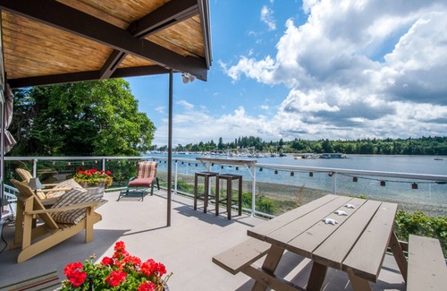 Regional District of Nanaimo House | Deep Bay Pacific Beachfront Home
