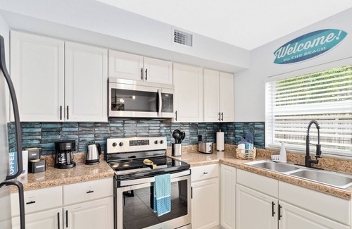 Indian Harbour Beach Apartment | Deep Blue ~ Walk to the beach, Pool, BBQ, and Games