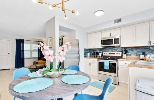 Indian Harbour Beach Apartment | Deep Blue ~ Walk to the beach, Pool, BBQ, and Games