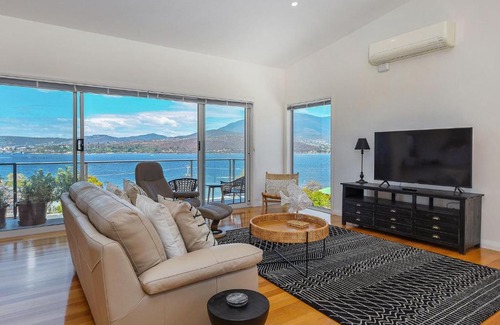 Lindisfarne House | Deep Blue Wow views over river city mountain