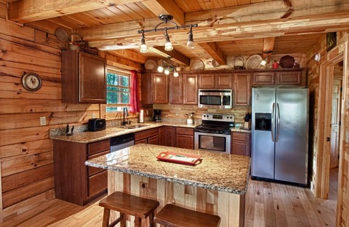Bryson City Cabin | Deep Creek Overlook Cabin HGTV Log Cabin Living WiFi Pool Table Hot Tub King Bed