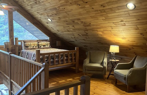 Bryson City Cabin | Deep Creek Overlook Cabin HGTV Log Cabin Living WiFi Pool Table Hot Tub King Bed