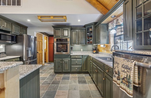 Eustace Cabin | Deep Woods Cabin on 55 Acres with high speed wifi!