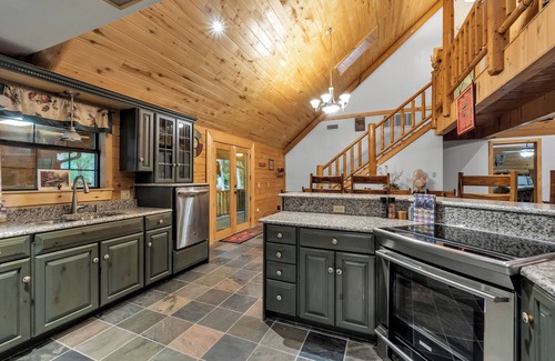 Eustace Cabin | Deep Woods Cabin on 55 Acres with high speed wifi!