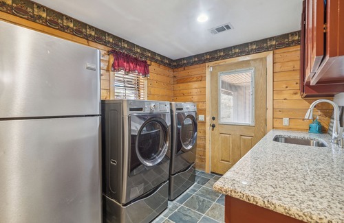 Eustace Cabin | Deep Woods Cabin on 55 Acres with high speed wifi!
