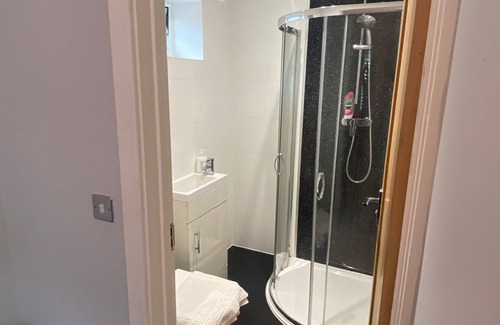 Camberley Bed & Breakfast | Deepcut Lodge Bed and Breakfast Self Service
