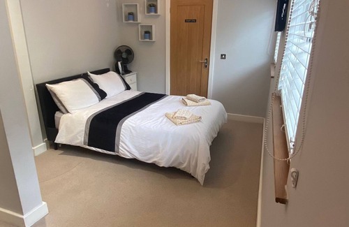 Camberley Bed & Breakfast | Deepcut Lodge Bed and Breakfast Self Service