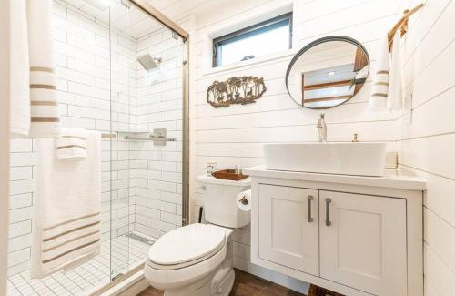 Waco House | Deer Creek Tiny Container Home-12 Min to Magnolia