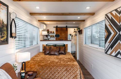 Waco House | Deer Creek Tiny Container Home-12 Min to Magnolia