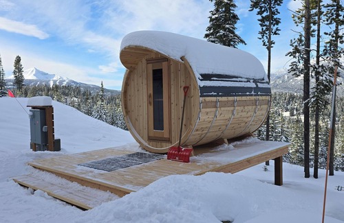 Gallatin Gateway Cabin | Deer Friends Cabin Escape