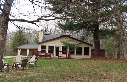 Mauston House | Deer Grove Cottage 25 min to Dells-Fire Pit Dogs Allowed