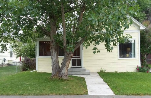 Cody House | Deer Haven Bungalow- charming fully equipped home located within a block of historic downtown Cody!