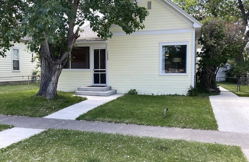 Cody House | Deer Haven Bungalow- charming fully equipped home located within a block of historic downtown Cody!