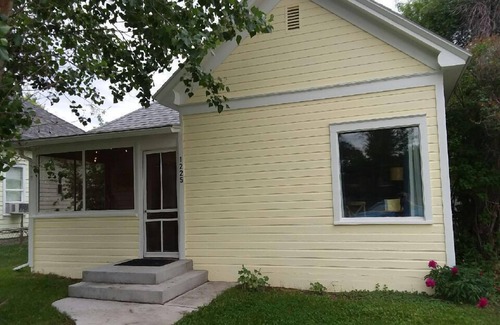 Cody House | Deer Haven Bungalow- charming fully equipped home located within a block of historic downtown Cody!