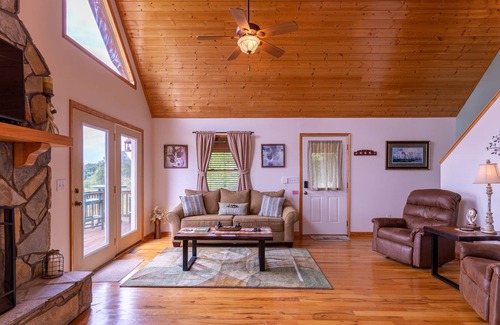 Piney Creek House | Deer Overlook - Year-round mountain views, hot tub, pet friendly, access to the New River!