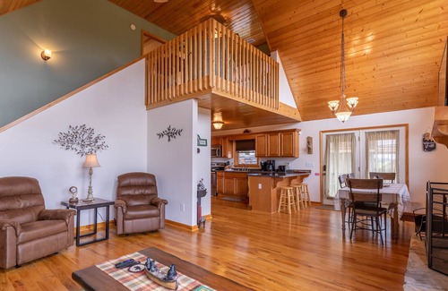 Piney Creek House | Deer Overlook - Year-round mountain views, hot tub, pet friendly, access to the New River!