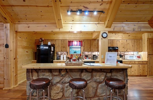 Smithville Cabin | Deer Ridge Retreat Luxurious Family Sanctuary with Hot Tub and BBQ by RedAwning