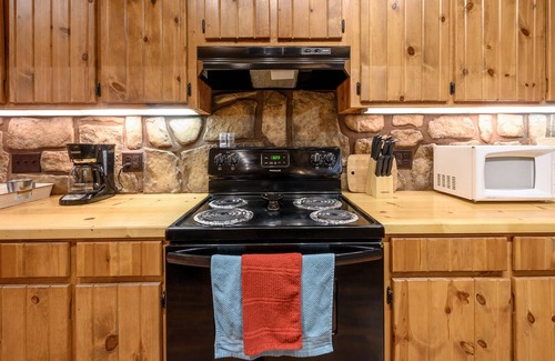 Smithville Cabin | Deer Ridge Retreat Luxurious Family Sanctuary with Hot Tub and BBQ by RedAwning