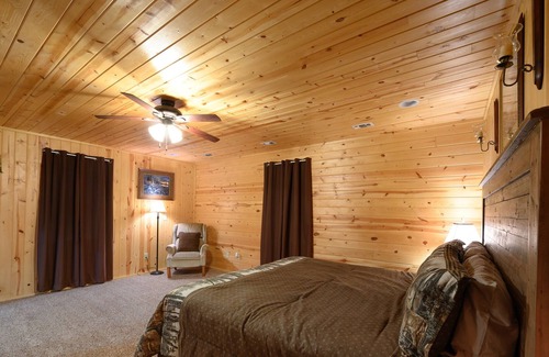 Smithville Cabin | Deer Ridge Retreat Luxurious Family Sanctuary with Hot Tub and BBQ by RedAwning