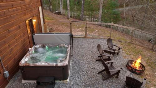 Morganton House | Deer Run I Dog Friendly Hot Tub Fire Pit Sleeps 6