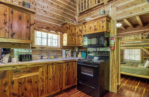 Gatlinburg - Pigeon Forge Cabin | Deer To My Heart, Hot Tub, $1089 FREE tickets each paid day, Dollywood and More!