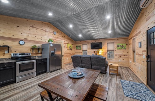 Fort Payne Cabin | Deer Trail-getaway to the woods w/hot tub & fire pit
