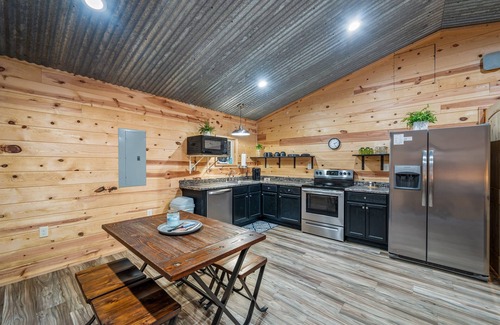 Fort Payne Cabin | Deer Trail-getaway to the woods w/hot tub & fire pit