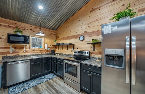Fort Payne Cabin | Deer Trail-getaway to the woods w/hot tub & fire pit