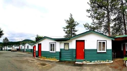 Okanagan-Similkameen Hotel | Deerview Lodge & Cabins - Princeton BC