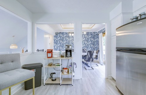 Millard House | Deja Blue In ♥ Of Omaha ~HOT TUB- 2 King Beds-Park-4BR-Park-Trails-Lake-Eclectic