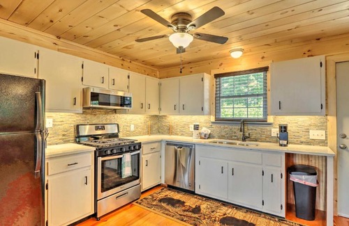 Walnut Mountain House | Deja View Cabin with Hot Tub Pets Welcome!
