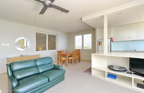 Shoal Bay Apartment | Del Rae, Unit 12/25 Shoal Bay Road - North-facing apartment overlooking the Bay