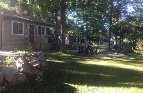 Lansdowne Ski Chalet | del Sol Waterfront 4 Person Cottage with Private Hottub nn